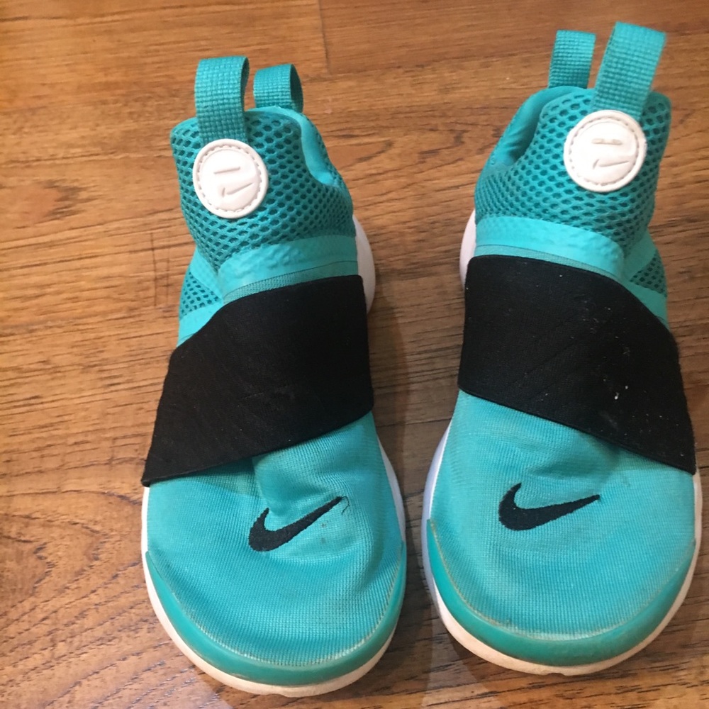 Tennis shoes